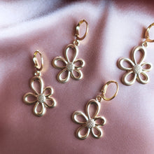 Load image into Gallery viewer, Matte Gold Daisy Earrings
