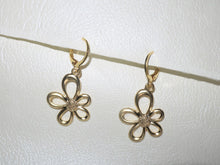 Load image into Gallery viewer, Matte Gold Daisy Earrings
